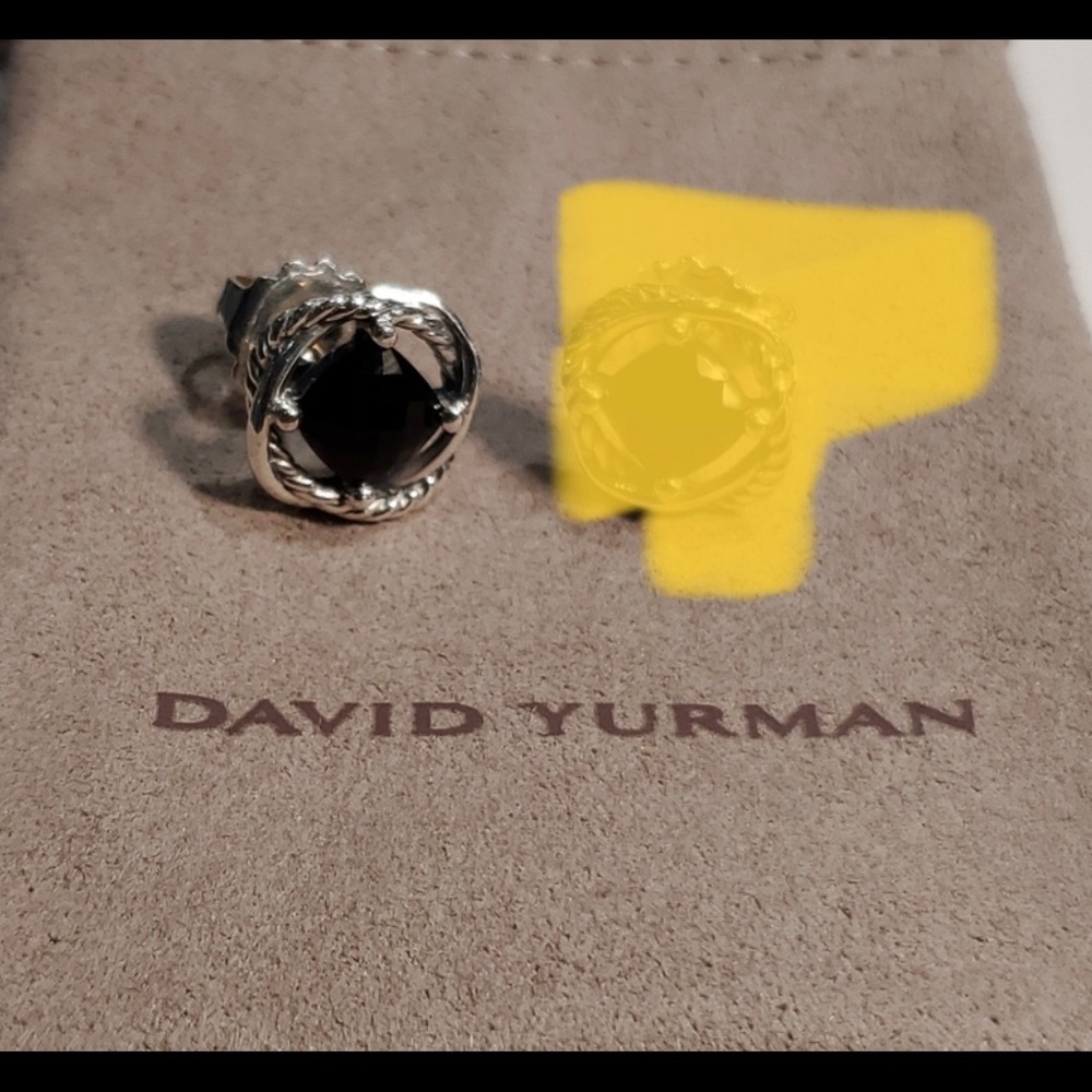 I lost one of the two earrings. Only ONE is for sale.